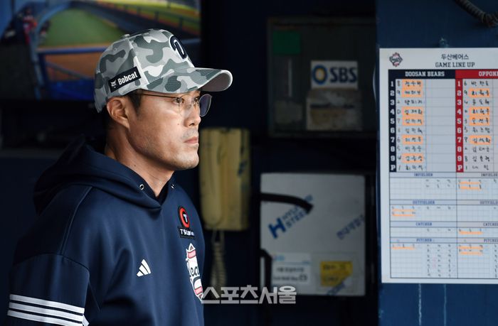 두산 조성환 감독대행이 4일 잠실구장에서 열린 2025 KBO리그 KIA와 경기에서 선수들의 플레이를 지켜보고 있다. 잠실 | 박진업 기자 upandup@sportsseoul.com