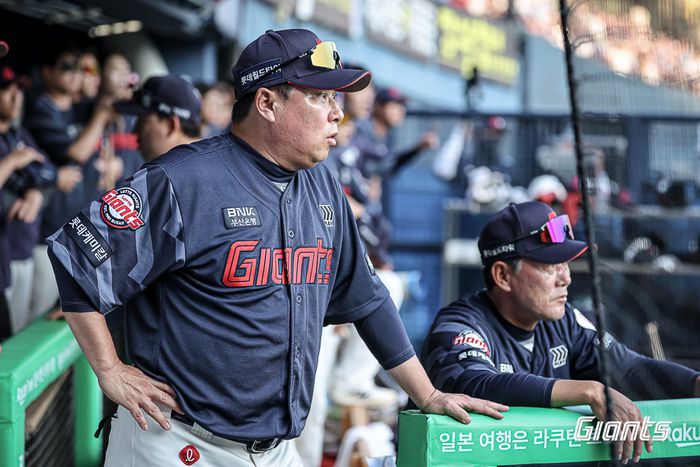 롯데 김태형 감독이 8일 잠실구장에서 열린 2025 KBO리그 두산전에서 경기를 지켜보고 있다. 사진 | 롯데 자이언츠