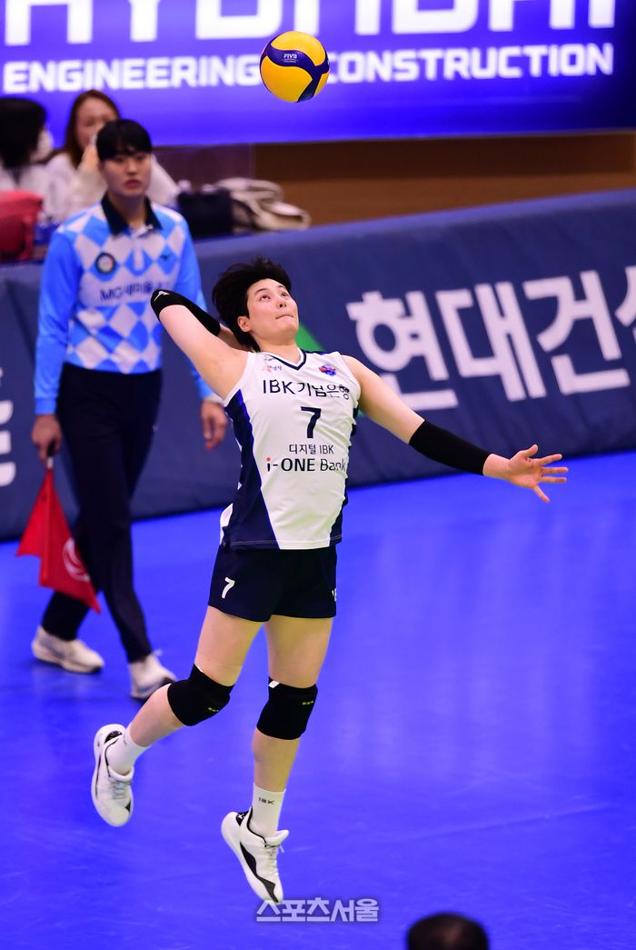 IBK 김희진이 수원체육관에서 열린 2023-2024 V리그 여자부 현대건설과 경기에서 서브를 하고 있다. 사진 | 스포츠서울DB