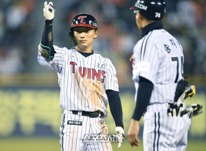 LG 신민재가 26일 잠실야구장에서 열린 2025 KBO 리그 한화와 경기 6회말 2사2루 1타점 중전안타를 친 후 세리머니를 하고 있다. 잠실 | 최승섭기자 thunder@sportsseoul.com