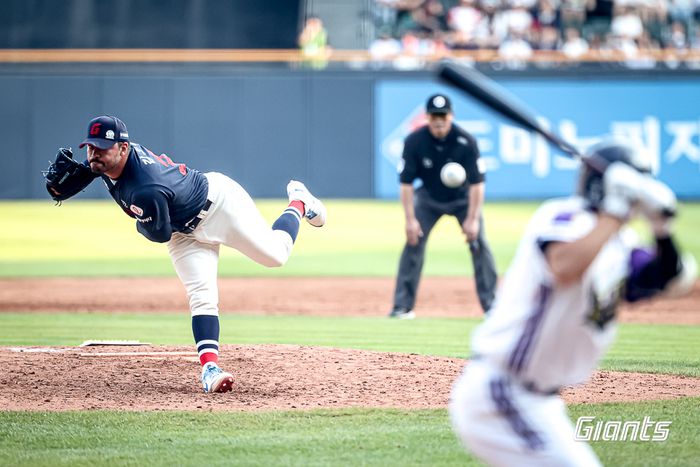 롯데 선발 감보아가 8일 잠실구장에서 열린 2025 KBO리그 두산전에서 힘차게 공을 던지고 있다. 사진 | 롯데 자이언츠
