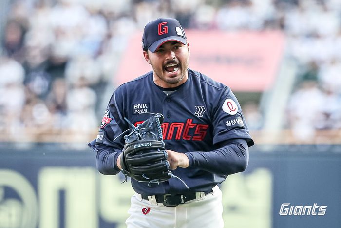 롯데 선발 감보아가 8일 잠실구장에서 열린 2025 KBO리그 두산전에서 위기를 넘긴 후 포효하고 있다. 사진 | 롯데 자이언츠