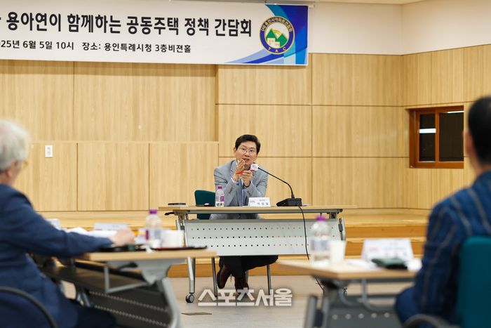 지난 5일 용인특례시청 비전홀에서 열린 (사)용인시아파트입주자 대표회의 연합회 간담회에서 이상일 시장이 의견을 말하고 있다 제공=용인시