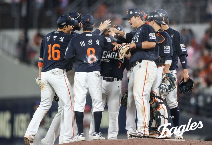 한화 선수들이 7일 광주-기아 챔피언스 필드에서 열린 2025 KBO리그 KIA전 승리 후 하이파이브를 하고 있다. 사진 | 한화 이글스