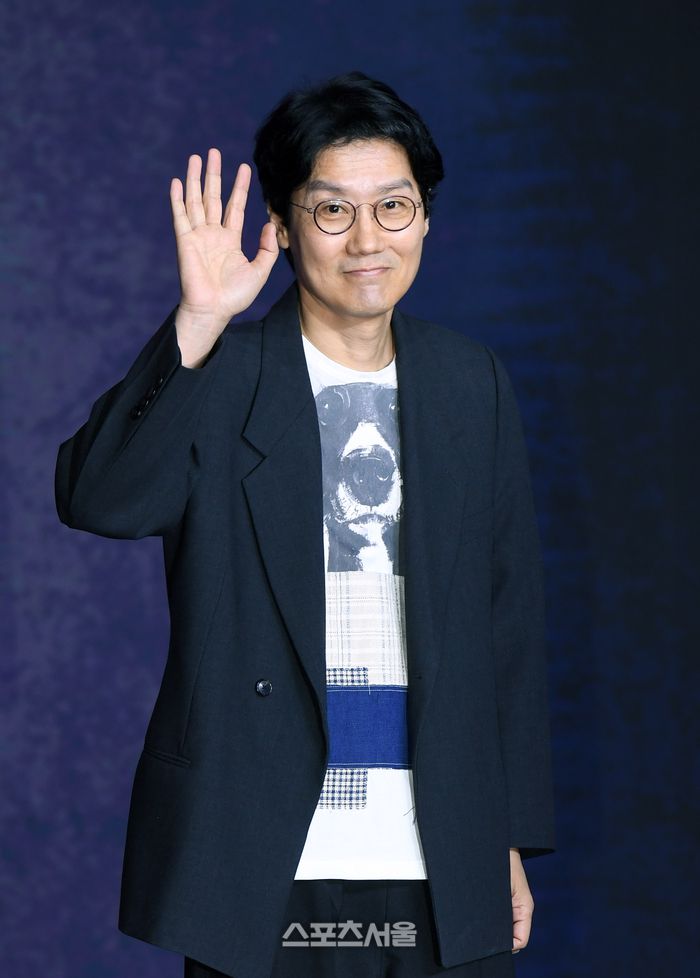황동혁 감독이 9일 오전 서울 용산구 서울드래곤시티에서 열린 넷플릭스 시리즈 ‘오징어 게임?’ 시즌3 제작발표회에서 취재진을 향해 포즈를 취하고 있다. 2025. 6. 9. 박진업 기자 upandup@sportsseoul.com