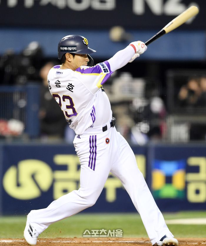 두산 강승호가 잠실구장에서 열린 2025 KBO리그 LG와 경기에서 2루타를 치고 있다. 잠실 | 박진업 기자 upandup@sportsseoul.com