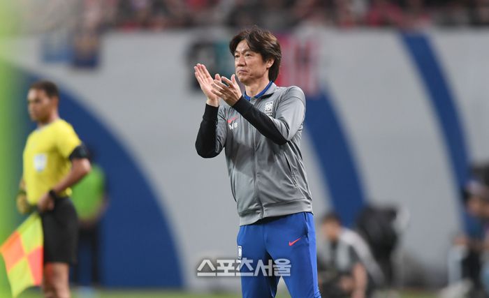 홍명보 감독이 10일 서울월드컵경기장에서 열린 2026 FIFA 북중미 월드컵 3차 예선 쿠웨이트와 경기에서 선수들을 격려하고 있다. 상암 | 최승섭기자 thunder@sportsseoul.com
