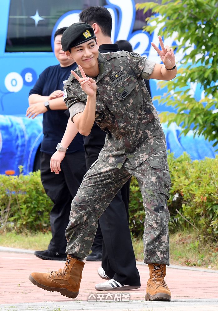 방탄소년단(BTS)의 뷔(김태형)가 10일 강원도 춘천시 신북읍 체육공원에서 진행된 전역 행사에서 취재진을 향해 V자를 그려 보이고 있다.RM은 육군 제15보병사단 군악대에서, 뷔는 2군단 군사경찰 특수임무대에서 1년 6개월 동안 군복무를 했다. 2025. 6. 10. 춘천 | 박진업 기자 upandup@sportsseoul.com