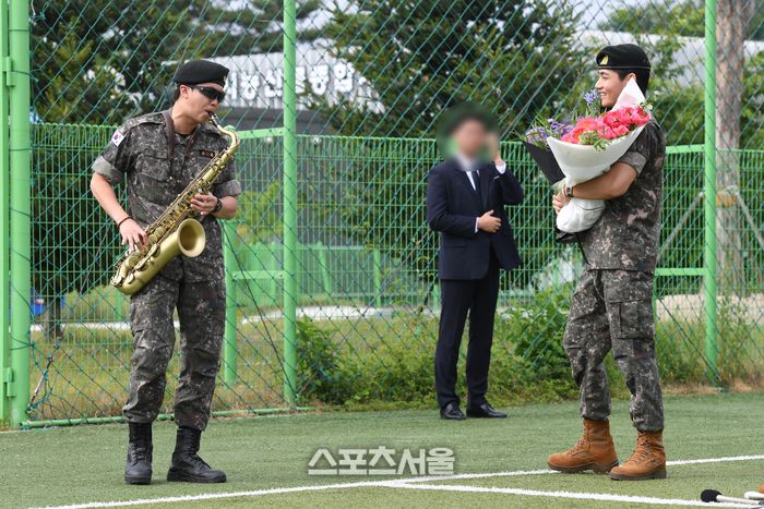 방탄소년단(BTS)의 RM(왼쪽, 김남준)이 10일 강원도 춘천시 신북읍 체육공원에서 진행된 전역 행사에서 색소폰을 연주하며 뷔(김태형)와 함께 행사장으로 입장하고 있다. RM은 육군 제15보병사단 군악대에서, 뷔는 2군단 군사경찰 특수임무대에서 1년 6개월 동안 군복무를 했다. 2025. 6. 10. 춘천 | 박진업 기자 upandup@sportsseoul.com