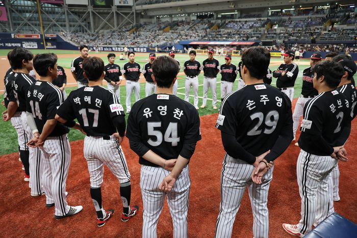 LG 선수들이 6일 고척스카이돔에서 열린 2025 KBO리그 키움전에 앞서 미팅을 진행하고 있다. 사진 | LG 트윈스