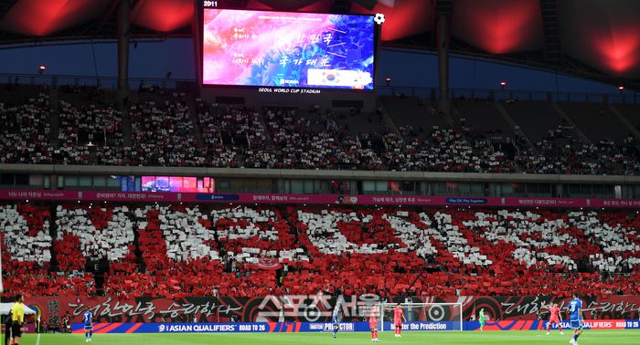 응원단들이 10일 서울월드컵경기장에서 열린 2026 FIFA 북중미 월드컵 3차 예선 쿠웨이트와 경기에서 카드섹션을 하고 있다. 2025. 6. 10.상암 | 최승섭기자 thunder@sportsseoul.com