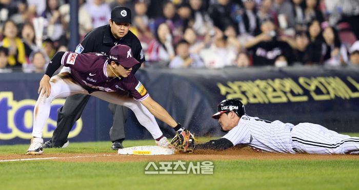 LG 오지환(오른쪽)이 15일 잠실구장에서 열린 2025 KBO리그 키움과의 경기 6회말 무사 1루 상황에서 키움 투수 이가준의 폭투에 2루를 지나 3루까지 뛰다 키움 3루수 송성문에 태그아웃되고 있다. 잠실 | 박진업 기자 upandup@sportsseoul.com