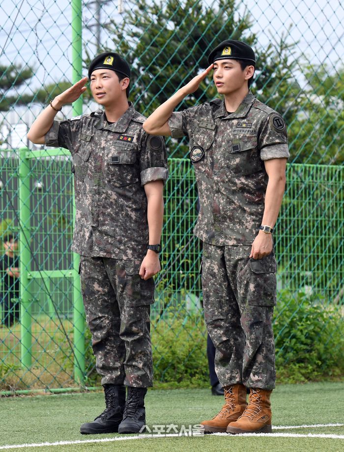 방탄소년단(BTS)의 RM(왼쪽, 김남준)과 뷔(김태형)가 10일 강원도 춘천시 신북읍 체육공원에서 진행된 전역 행사에서 팬과 취재진을 향해 거수 경례를 하고 있다.RM은 육군 제15보병사단 군악대에서, 뷔는 2군단 군사경찰 특수임무대에서 1년 6개월 동안 군복무를 했다. 2025. 6. 10. 춘천 | 박진업 기자 upandup@sportsseoul.com