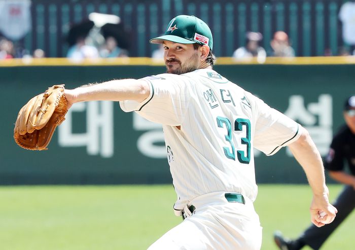 SSG 앤더슨이 20일 인천SSG랜더스필드에서 열린 2025 KBO리그 LG전에 선발 등판해 역투하고 있다. 사진 | SSG 랜더스