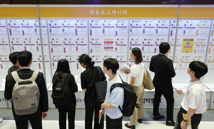 최근 통계청이 발표한 ‘경제활동인구조사’에 따르면, 4월 기준 60대의 취업률은 60.0%, 20대는 60.3%으로 나타났다. 5월에는 역전됐을 거라는 관측이 지배적이다. 경기 침체로 내수 부진이 장기화되면서 한창 일해야 할 나이에 이른바 ‘비자발적 백수’가 늘어난 것으로 파악되기 때문이다. 사진 | 연합뉴스