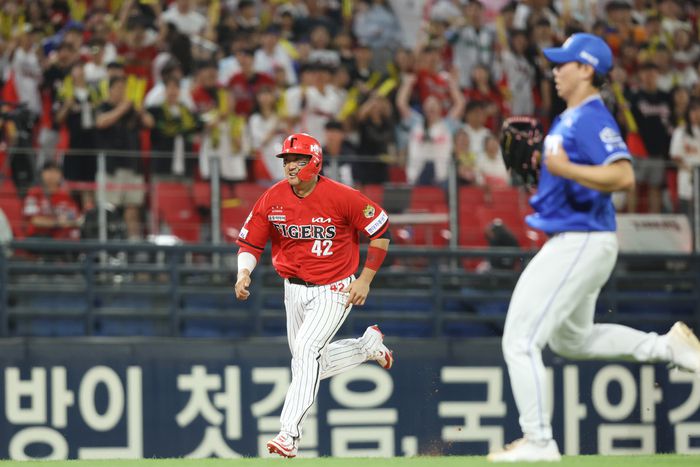 KIA 김태군(왼쪽)이 11일 광주-기아 챔피언스 필드에서 열린 2025 KBO리그 삼성전에서 6회말 상대 포일 때 3루에서 홈으로 들어가고 있다. 사진 | KIA 타이거즈
