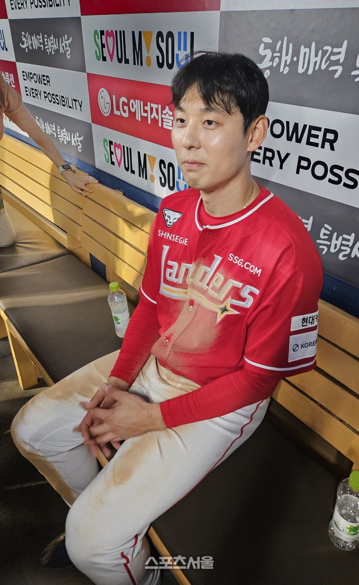 SSG 김성욱이 10일 서울 잠실구장에서 열린 2025 KBO리그 정규시즌 LG전 승리 후 취재진 인터뷰에 응하고 있다. 잠실 | 강윤식 기자 skywalker@sportsseoul.com