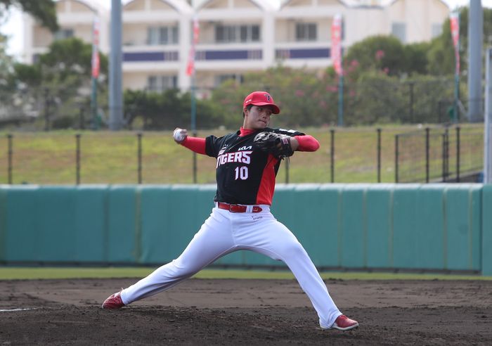 KIA 루키 김태형이 22일 일본 오키나와 고자신킨 구장에서 열린 2025 스프링캠프 연습경기 히로시마전에 등판해 역투하고 있다. 사진 | KIA 타이거즈