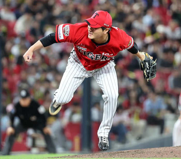 KIA 전상현이 11일 광주-기아 챔피언스 필드에서 열린 2025 KBO리그 삼성전에서 7회초 등판해 역투하고 있다. 사진 | 광주=연합뉴스