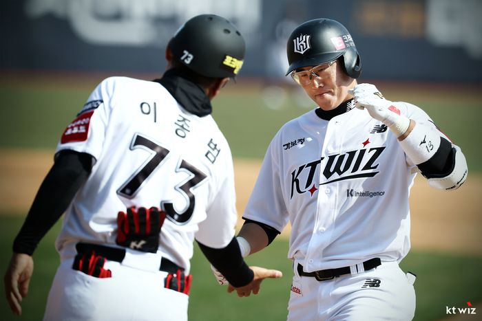 이종범 코치가 허경민과 하이파이브를 하고 있다. 사진 | KT 위즈