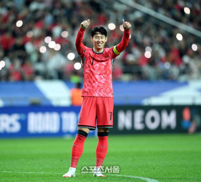 손흥민이 10일 서울월드컵경기장에서 열린 2026 FIFA 북중미 월드컵 3차 예선 쿠웨이트와 경기에서 동료 선수들을 격려하고 있다. 2025. 6. 10.상암 | 최승섭기자 thunder@sportsseoul.com