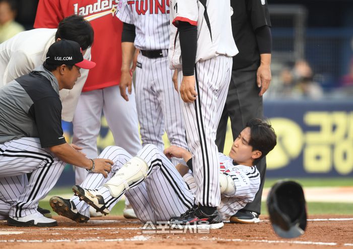 LG 구본혁이 12일 서울 잠실구장에서 열린 2025 KBO리그 SSG와 경기 2회말 상대 투수 전영준의 투구에 맞은 후 고통스러워하고 있다. 잠실 | 최승섭기자 thunder@sportsseoul.com