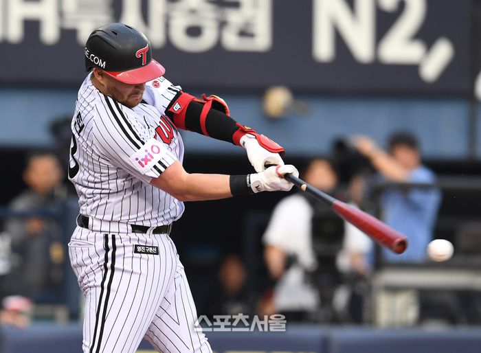 LG 오스틴이 27일 잠실구장에서 열린 2025 KBO리그 한화와 경기 1회말 2사 한화 선발 황준서를 상대로 안타를 치고 있다. 잠실 | 박진업 기자 upandup@sportsseoul.com