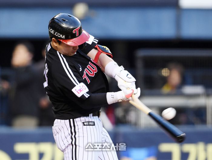 LG 박동원이 7일 잠실구장에서 열린 2025 KBO리그 두산과 경기 3회초 2사 3루 상황에서 두산 선발 잭로그를 상대로 1타점 적시타를 치고 있다. 잠실 | 박진업 기자 upandup@sportsseoul.com