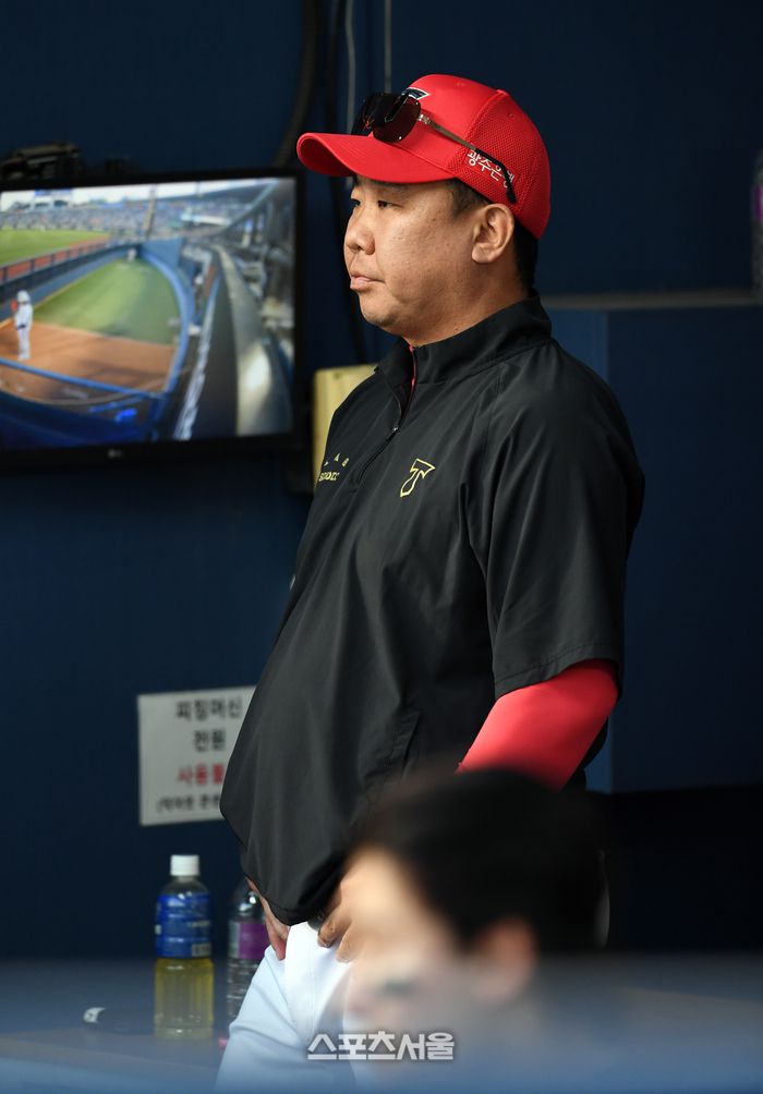 KIA 이범호 감독이 4일 잠실구장에서 열린 2025 KBO리그 두산과 경기에서 선수들의 플레이를 지켜보고 있다. 잠실 | 박진업 기자 upandup@sportsseoul.com