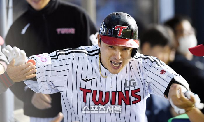 LG 박동원이 15일 잠실구장에서 열린 2025 KBO리그 키움과 경기 8회말 무사 키움 오석주를 상대로 솔로 홈런을 친 뒤 동료들과 세리머니를 하고 있다 박동원의 시즌 11호 홈런. 잠실 | 박진업 기자 upandup@sportsseoul.com