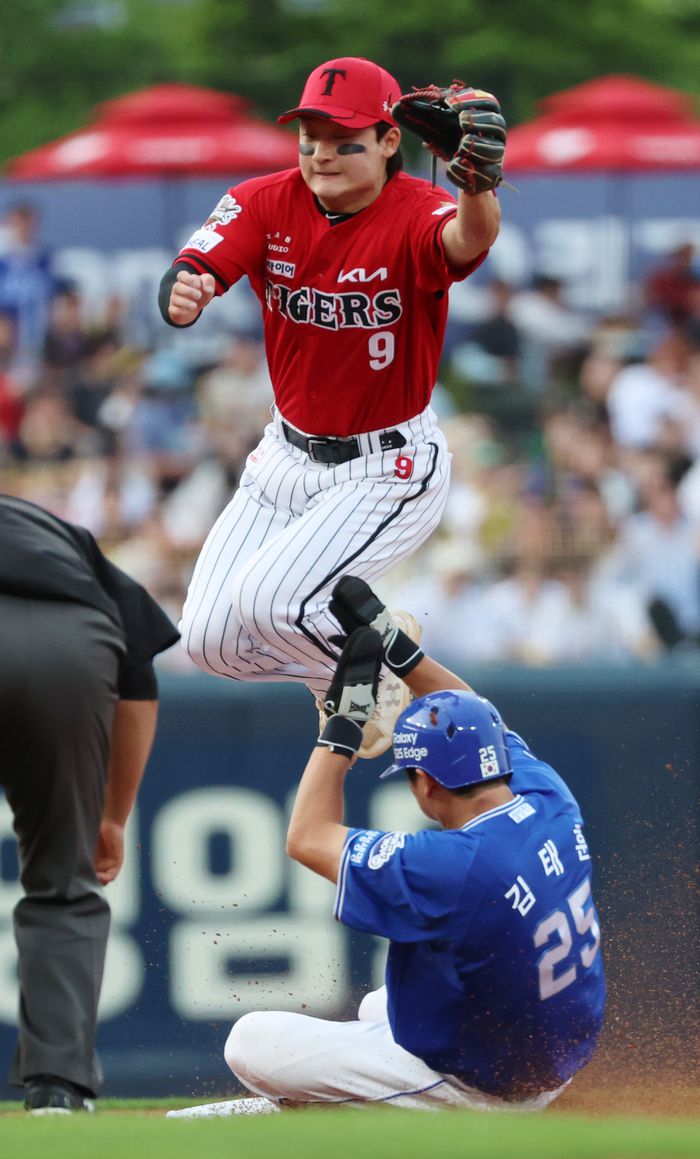 KIA 윤도현(위)이 11일 광주-기아 챔피언스 필드에서 열린 2025 KBO리그 삼성전에서 2회초 삼성 김태훈의 도루 때 포수 송구를 받기 위해 점프하고 있다. 사진 | 광주=연합뉴스