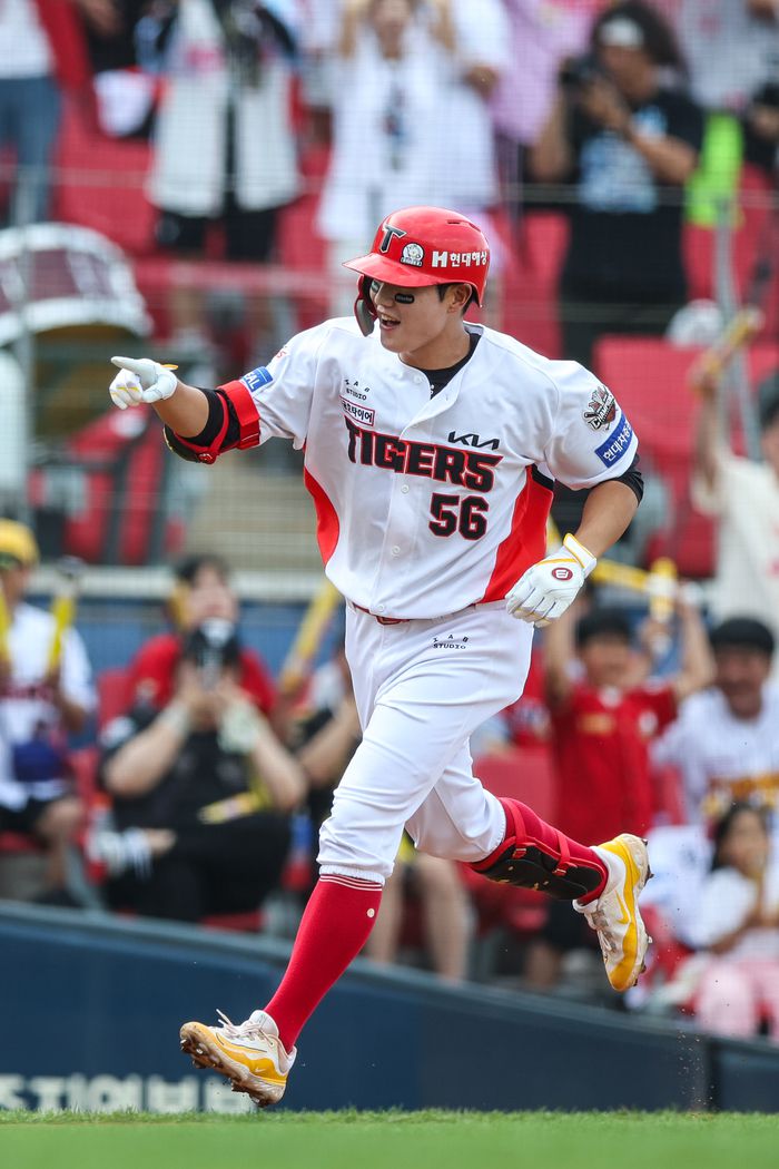 KIA 윤도현이 8일 광주-기아 챔피언스 필드에서 열린 2025 KBO리그 한화전에서 투런포를 때린 후 베이스를 돌고 있다. 사진 | KIA 타이거즈