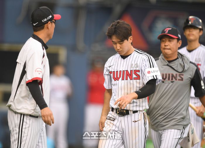 LG 구본혁이 12일 서울 잠실구장에서 열린 2025 KBO리그 SSG와 경기 2회말 상대 투수 전영준의 투구에 맞은 후 교체되고 있다. 잠실 | 최승섭기자 thunder@sportsseoul.com