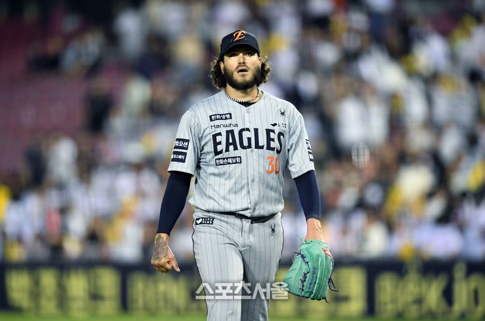 한화 선발투수 폰세가 28일 잠실구장에서 열린 2025 KBO리그 LG와 경기 7회말 동점을 허용하며 이닝을 마친 뒤 더그아웃으로 들어가며 아쉬워하고 있다. 잠실 | 박진업 기자 upandup@sportsseoul.com