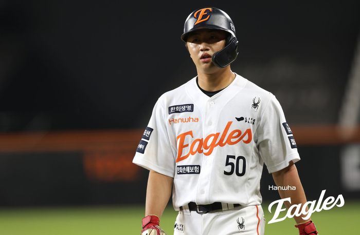 이원석이 1루에 나가 더그아웃을 바라보고 있다. 사진 | 한화 이글스