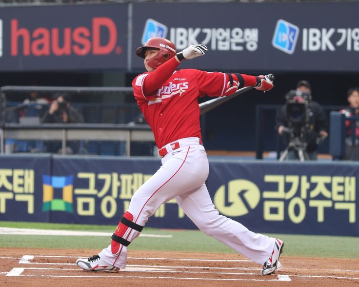 SSG 최정이 2일 서울 잠실구장에서 열린 2025 KBO리그 정규시즌 LG전서 타격하고 있다. 사진 | SSG 랜더스