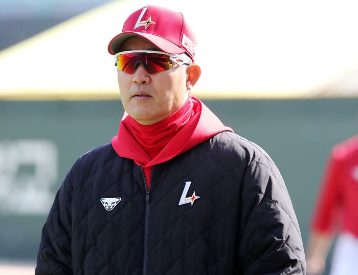 SSG 이숭용 감독이 15일 인천SSG랜더스필드에서 열린 2025 KBO리그 정규시즌 한화전에 앞서 선수들 훈련을 지켜보고 있다. 사진 | SSG 랜더스