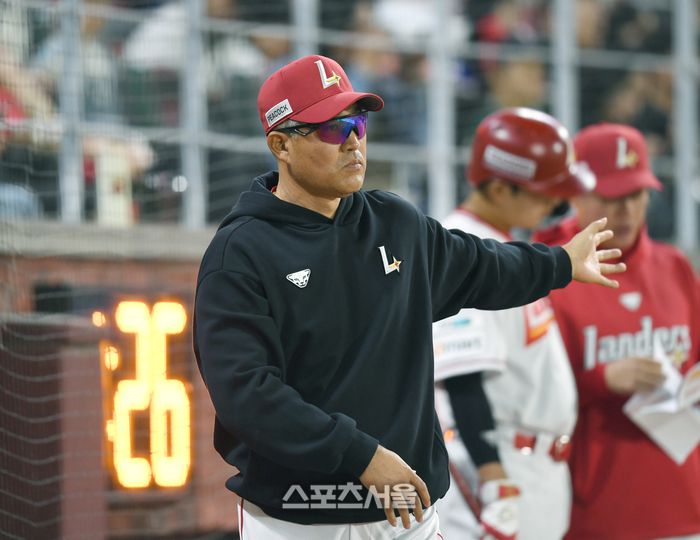 SSG 이숭용 감독이 4일 인천SSG랜더스필드에서 열린 2025 KBO리그 삼성과 경기 도중 적전지시를 하고 있다. 문학 | 최승섭기자 thunder@sportsseoul.com