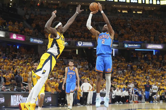 OKC SGA가 14일(한국시간) 인디애나주 인디애나폴리스 게인브릿지 필드하우스에서 열린 2024-2025 NBA 파이널 4차전 인디애나 페이서스전에서 슛을 시도하고 있다. 사진 | AP 연합뉴스