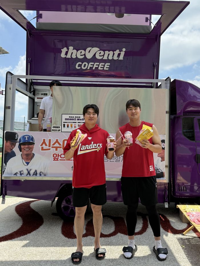 14일 인천SSG랜더스필드에서 추신수 보좌역 은퇴식이 열리는 가운데 ‘절친’ 이대호가 커피차를 선물했다. 사진 | SSG 랜더스