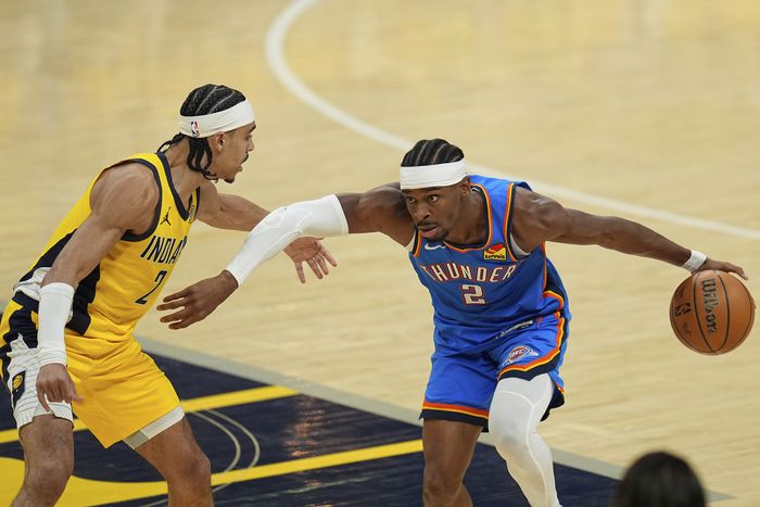 OKC SGA가 14일(한국시간) 인디애나주 인디애나폴리스 게인브릿지 필드하우스에서 열린 2024-2025 NBA 파이널 4차전 인디애나 페이서스전에서 돌파를 시도하고 있다. 사진 | AP 연합뉴스