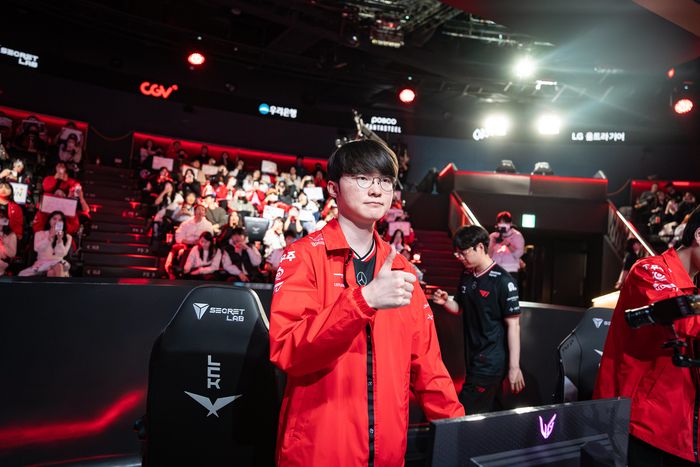 ‘페이커’ 이상혁이 4일 서울 종로구 롤 파크에서 열린 2025 LCK 정규시즌 DRX전서 승리 후 세리머니를 하고 있다. 사진 | 라이엇 게임즈