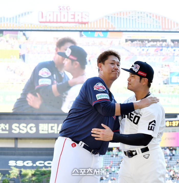 2022년 8월28일 인천SSG랜더스필드에서 열린 2022 KBO리그 롯데와 SSG경기에 앞서 이대호 은퇴투어가 열렸다. 행사에 앞서 추신수가 이대호와 인사를 나누고 있다. 사진 | 스포츠서울DB