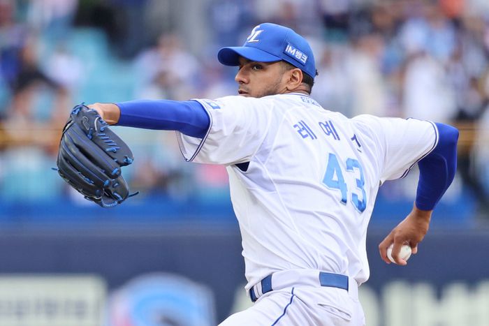 삼성 레예스가 10일 대구삼성라이온즈파크에서 열린 2025 KBO리그 정규시즌 LG와 더블헤더 2차전에 등판해 공을 던지고 있다. 사진 | 삼성 라이온즈
