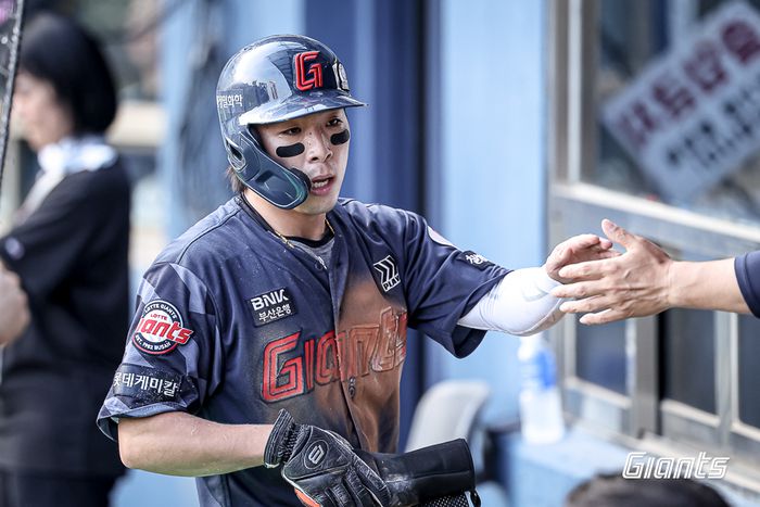 롯데 김동혁이 8일 잠실구장에서 열린 2025 KBO리그 두산전에서 7회초 장두성의 적시타 때 득점에 성공한 후 더그아웃으로 들어가고 있다. 사진 | 롯데 자이언츠