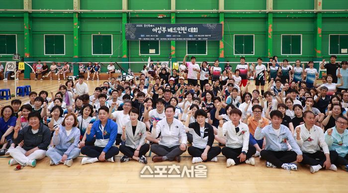 이상일 시장이 15일 ‘제16회 용인시 여성부 배드민턴대회’에 참석해 축하의 뜻을 전했다. 제공=용인시