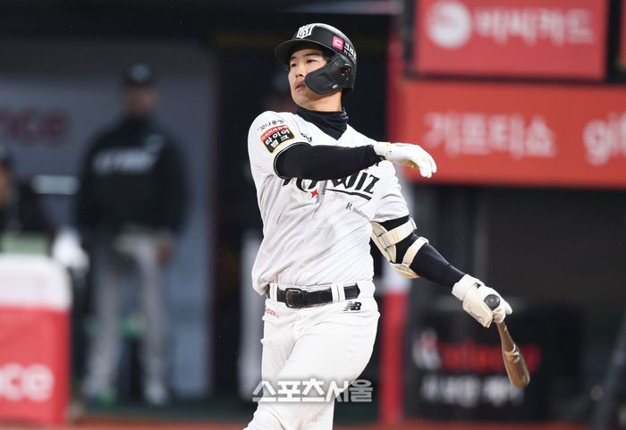 KT 배정대가 타격 후 타구를 바라보고 있다. 수원 | 최승섭기자 thunder@sportsseoul.com
