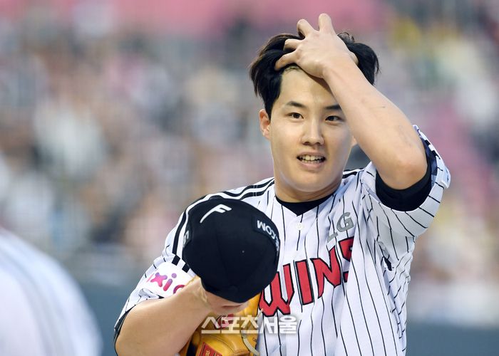 LG 선발투수 임찬규가 더그아웃으로 들어가고 있다. 잠실 | 박진업 기자 upandup@sportsseoul.com