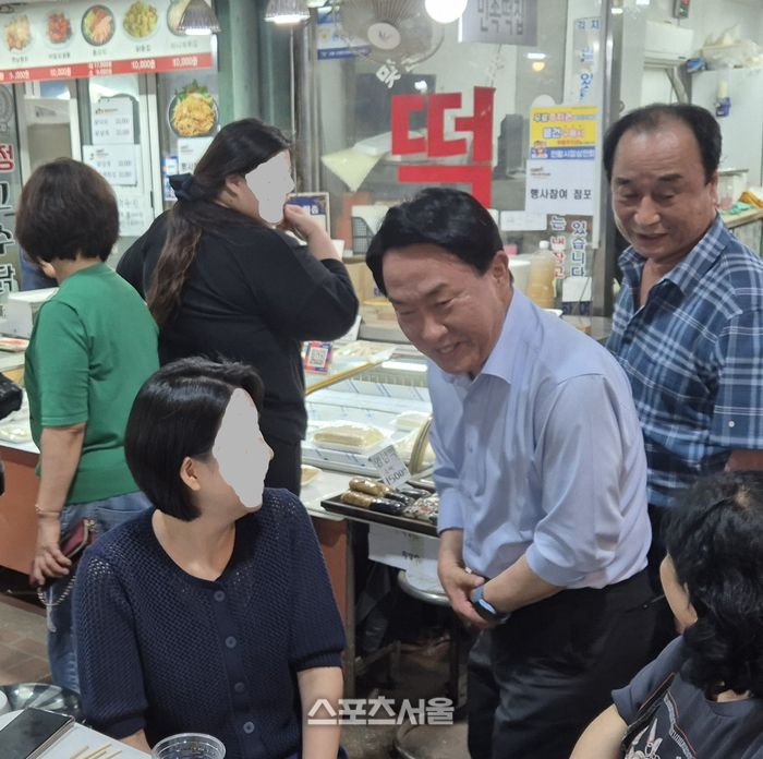 이성헌 구청장이 축제에 참여한 시민들과 인사를 나누고 있다. (맨 우측, 홍남표 전 회장)