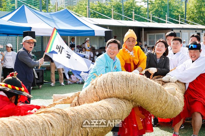 이상일 시장이 ‘제8회 독바위 민속줄다리기 한마음 축제’에 참석해 경기에 참여했다. 제공=용인시